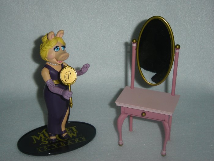 Jim Hensons Muppet Show Palisades MISS PIGGY Moveable Action Figure W Mirror And Dressing Room Table