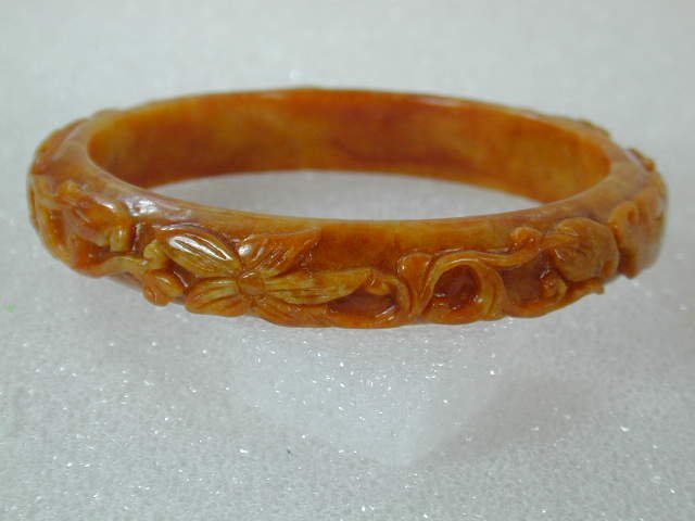 FINE QUALITY BURMESE JADE BANGLE