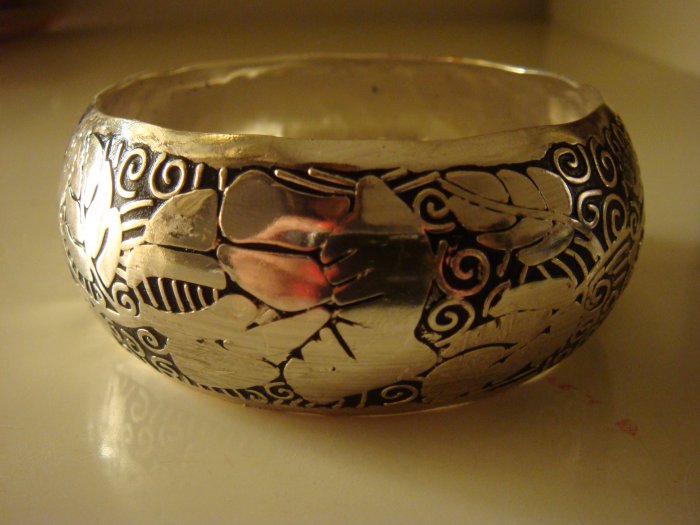 new Embossed Lacquered Bangle silver/black