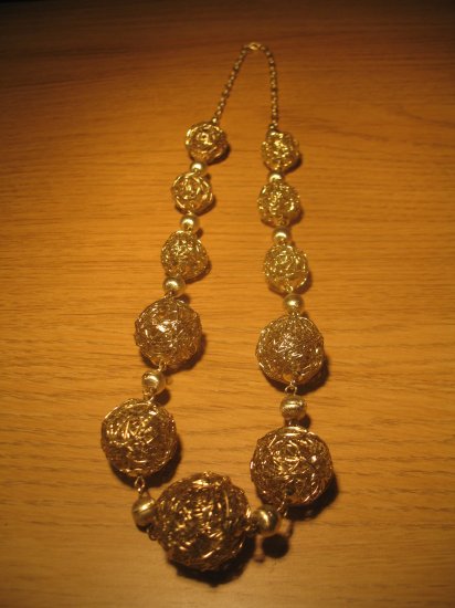 Gold tone wire 11 ball necklace