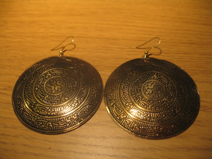 Floral engraving earrings
