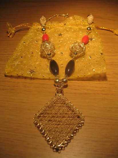 Gold wire 'diamond' and ceramic beads necklace