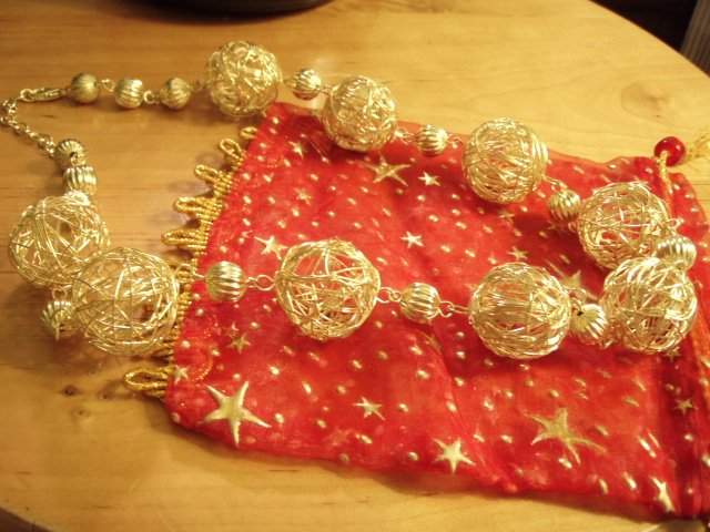 Gold tone wire 9 ball necklace