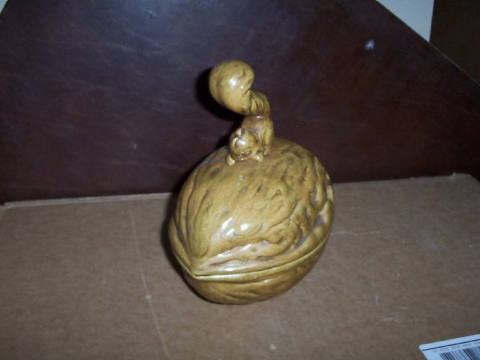 2 Piece Walnut Bowl with Squirrel on Top