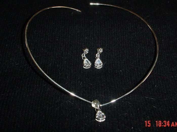 V Collar w/Bezel set Pear Shaped Crystal - gorgeous!!!!