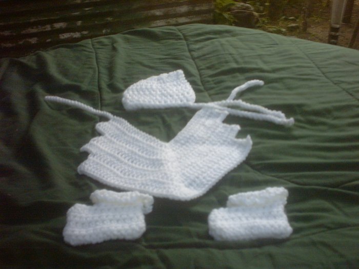 GIRLS HAT, BIB,BOOTIES WHITE