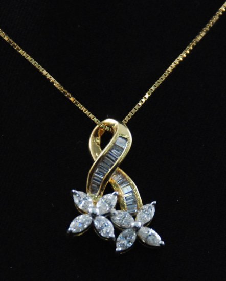 Double Four Leaf Flower Diamond Pendant 18K Necklace
