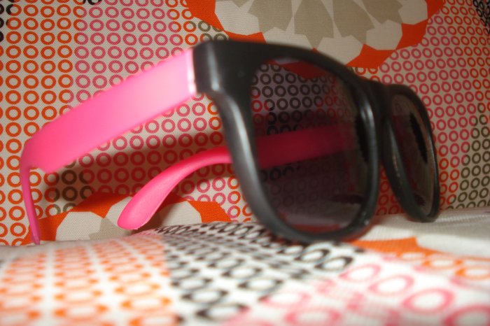 Pink & Black Wayfarer style sunglasses - unisex
