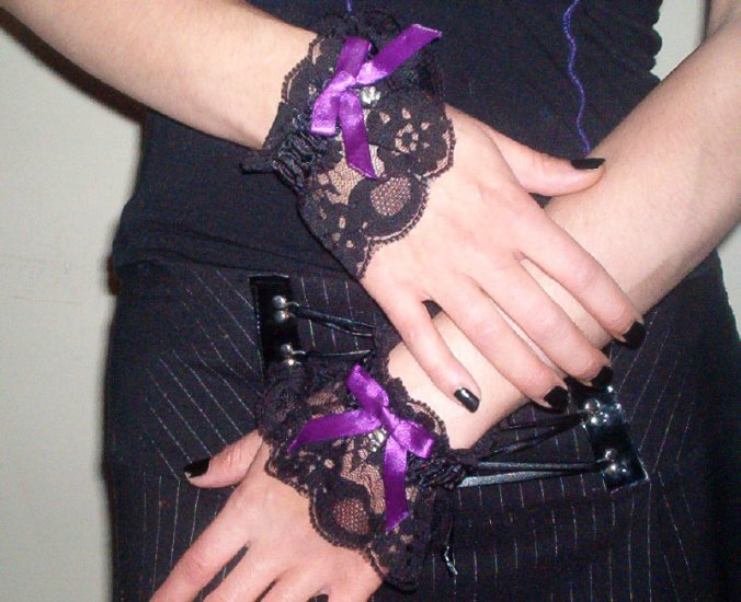 Bow & Skull Lace Wrist Cuffs WC1-2007
