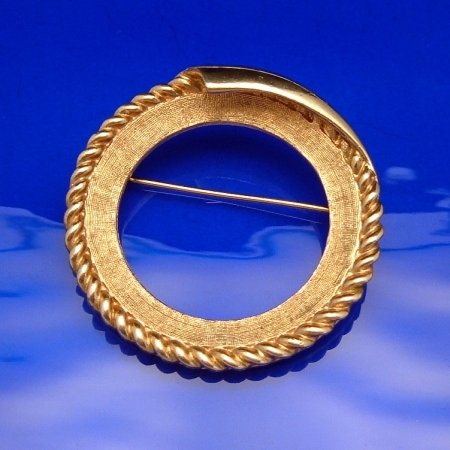 CORO PEGASUS Vintage Brooch Pin Circle Wreath Matte Goldtone
