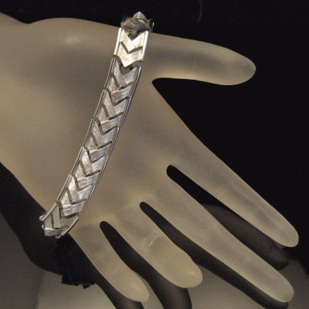 CROWN TRIFARI Bracelet Matte Silvertone Chevron Links