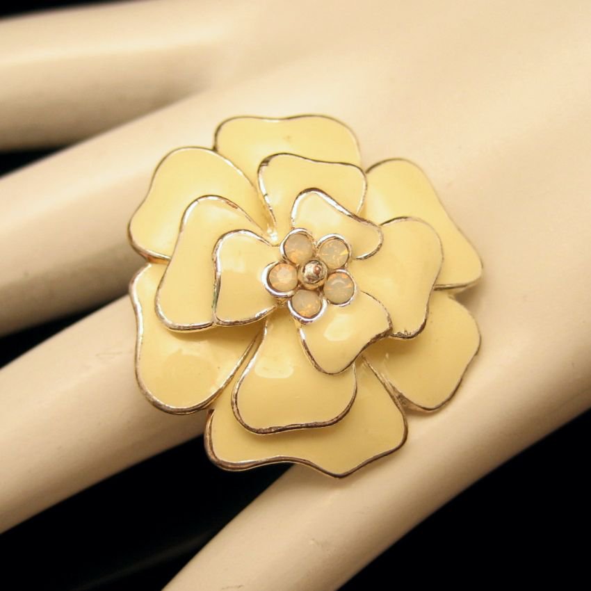 Vintage Cocktail Ring Mid Century Large Enamel Rhinestone Flower Beige Size 7 Adjustable