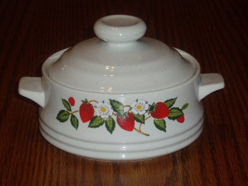 Sheffield Strawberries & Cream Stoneware Casserole Dish