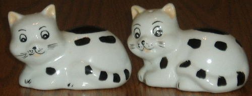 Porcelain Black and White Cat Salt/Pepper Shaker Set