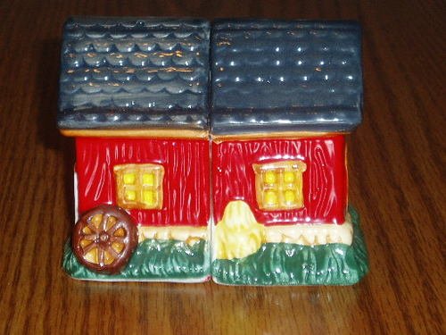 Ceramic Hand Painted Red Barn Salt/Pepper Shaker Set