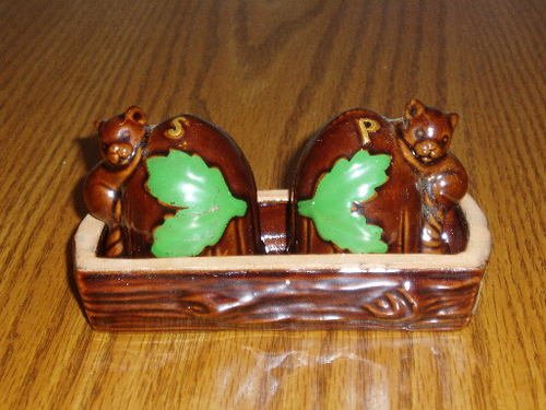 Squirrel and Acorn Salt/Pepper Shaker Set W/Tray