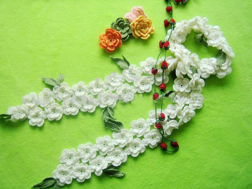Hand-crochetted white peachblossom flowers scarf with green leaves