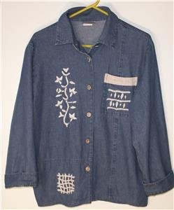SAINT GERMAIN WOMEN/MISSES SIZE LARGE BLUE DENIM TOP WITH EMBROIDERED FLOWERS