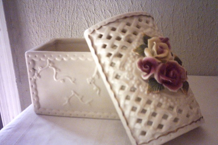 POTPOURRI FRAGRANCE BOX - CREAM PORCELAIN W PINK & YELLOW ROSES - DOME TOP