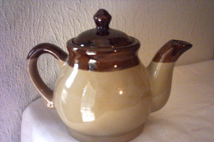 BROWN & BEIGE TEAPOT - GLAZED FINISH - GREAT ITEM