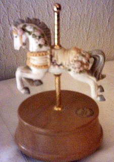 PORCELAIN CAROUSEL HORSE MUSIC BOX - PLAYS CAROUSEL WALZ - WESTLAND CAROUSEL COLLECTION