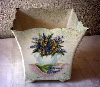 TIN PLANTER / VASE / FLOWER POT ROUNDED FEET - PAINTED FLOWERS IN VASE PAINTED ON FRONT