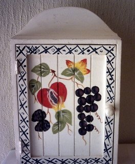 WOOD KEY HOLDER BOX / CABINET - WHITE WITH PAINTED FRUIT & BORDER