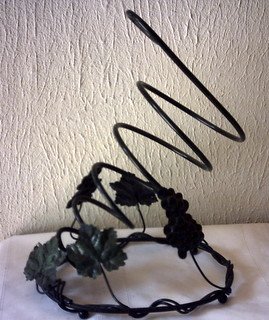 SINGLE BOTTLE WINE RACK - METAL WITH GRAPES & LEAVES