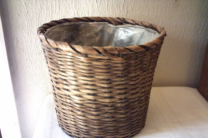 WICKER WASTE BASKET / FLOWER POT HOLDER - PLASTIC LINER