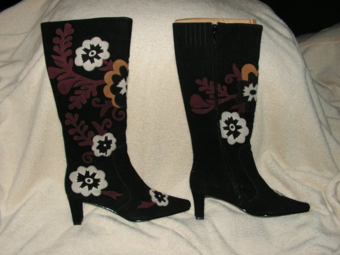 NIB 8.5M-W TALL BLACK SUEDE BOOT FLORAL APPLIQUED