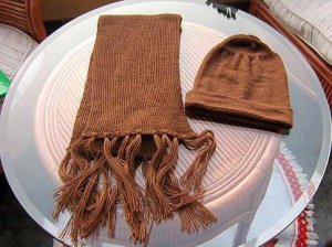 Brown shawl and hat made of alpacawool