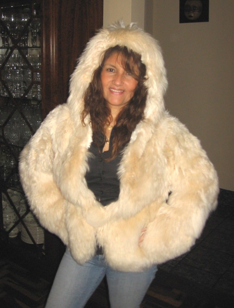 Beige hooded pelt jacket made of soft Surialpaca pelt