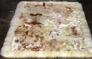 White baby alpaca fur rug with brown little spots from Peru, 90 x 60 cm