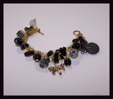 Knitted wire and glass beads bracelet