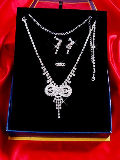 Necklace with matching earings X 042