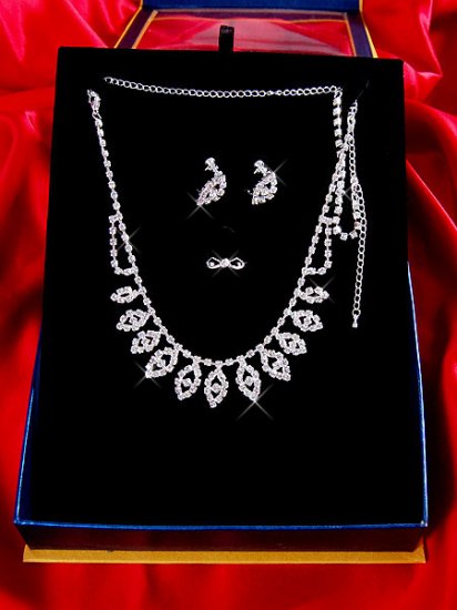 Necklace with matching earings X 033