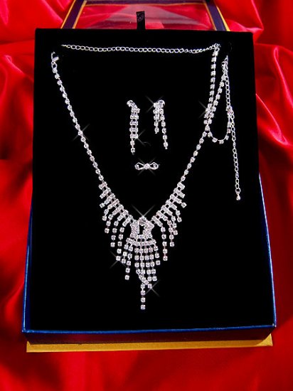 Necklace with matching earings X 032