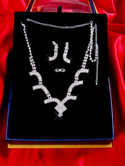 Necklace with matching earings X 031