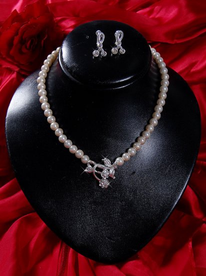 Necklace with matching earings X 013