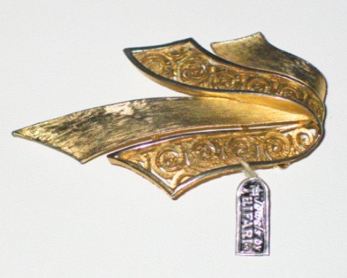 Trifari Gold Tone Solid and Filigree Ribbon Brooch BRO2071