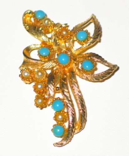 Faux Turquoise and Faux Pearls Set in Gold Tone BRO2086