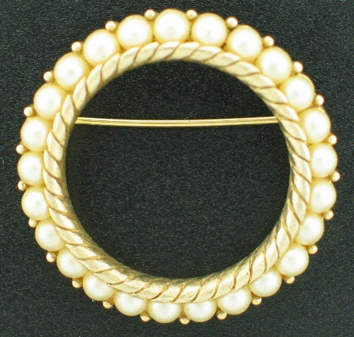 Crown Trifari Gorgeous Gold Tone and Faux Pearl Brooch Bro2016