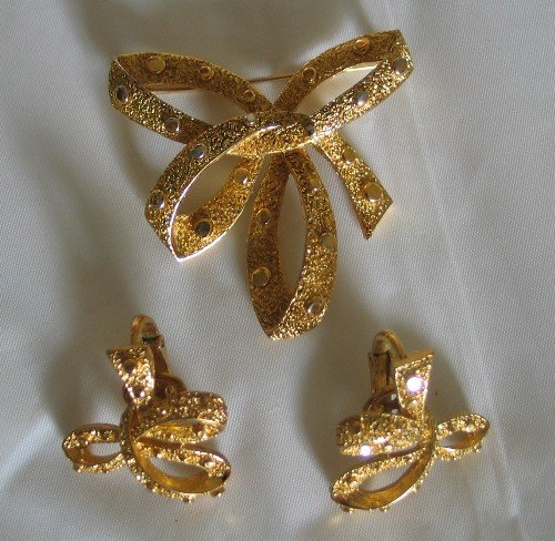 Trifari Stamped Gold Tone Ribbon Design Brooch and Earrings Set2033