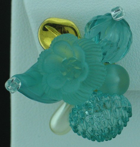 Pale Green Molded Bead Floral Vintage Clip Style Earrings Ear2036