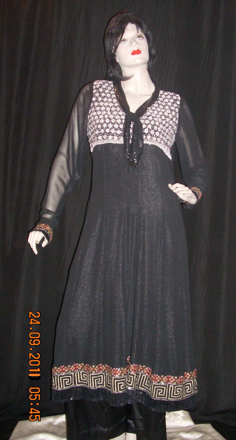 Chic in Black 537