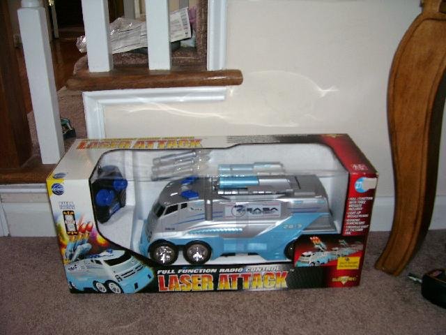 RADIO CONTROL LASER ATTACK TOY VEHICLE w/TOY MISSILES NEW!