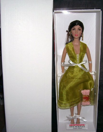 Madame Alexander DESPERATE HOUSEWIVES * SUSAN MAYER * DOLL NIB 16"