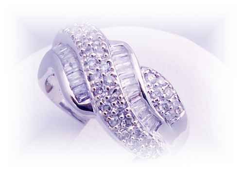 Old World romantic 18k diamond right hand ring. 85 diamonds