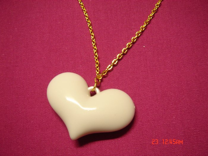 2009 NEW Puffy Shiny White Acrylic Heart choose Gold or Silver Necklace