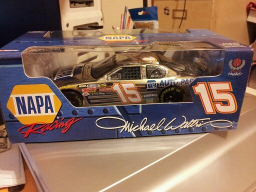 Action 1:24~~Michael Waltrip 2005 Napa Die Cast Car~NIB